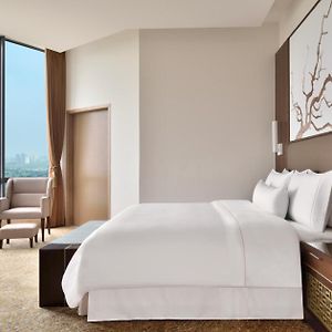Deluxe King Room Bathtub